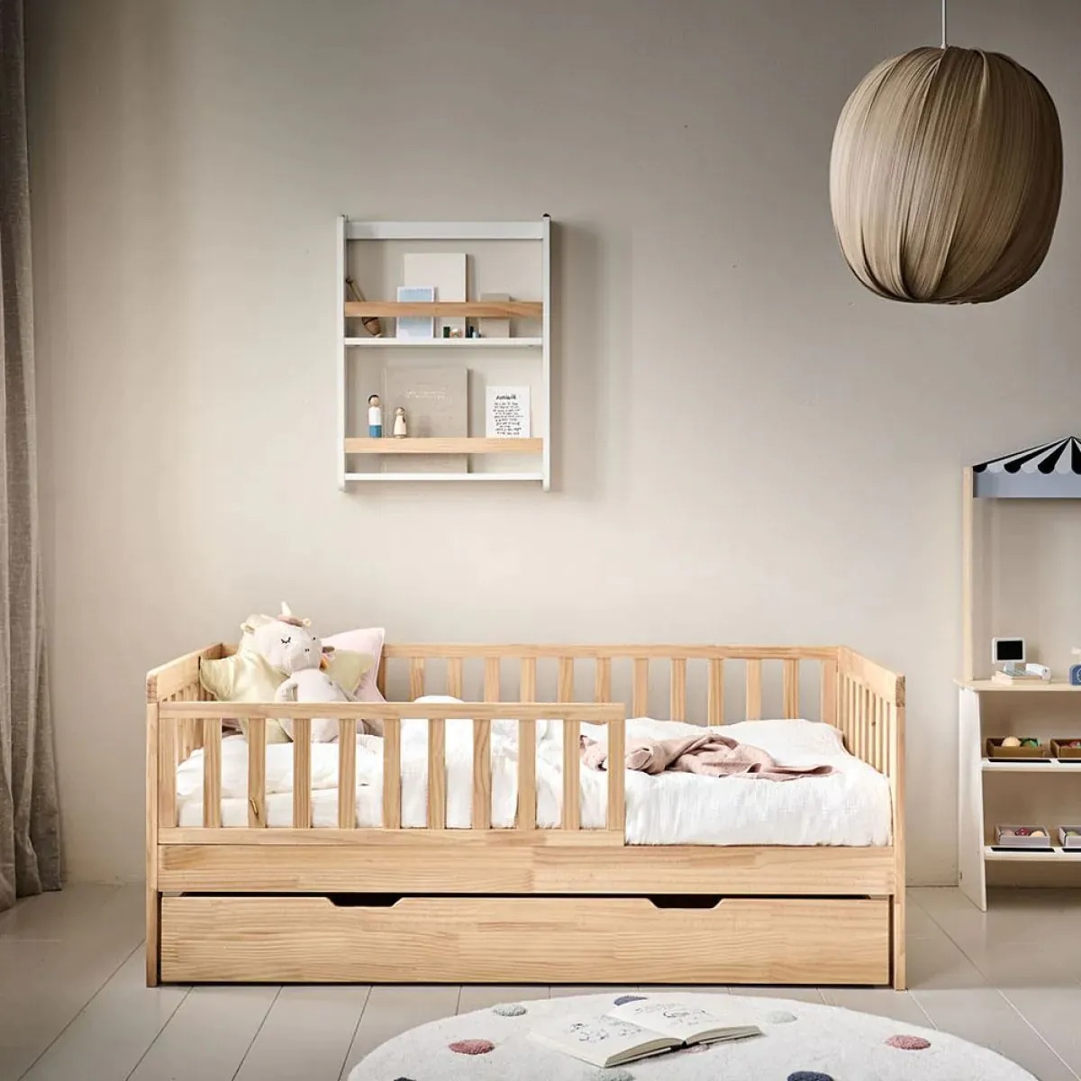 Kinderbetten in natur Holz von Petite Amélie